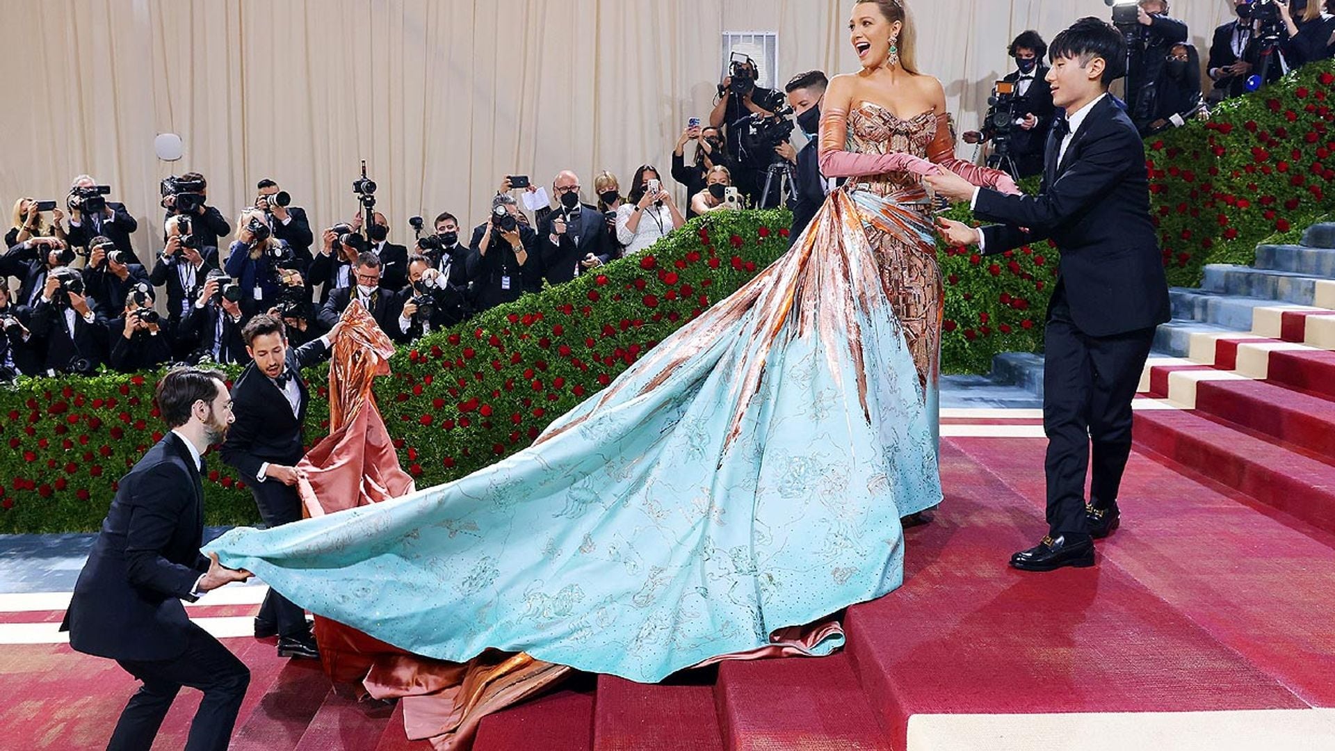 Seis personas la ayudaron a vestirse, horas de peluquería y maquillaje… Blake Lively muestra cómo se preparó para el MET