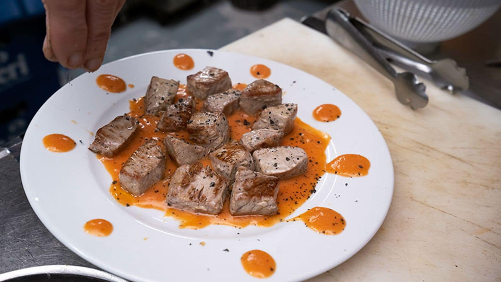 Taquitos de atún a la brasa con salmorejo