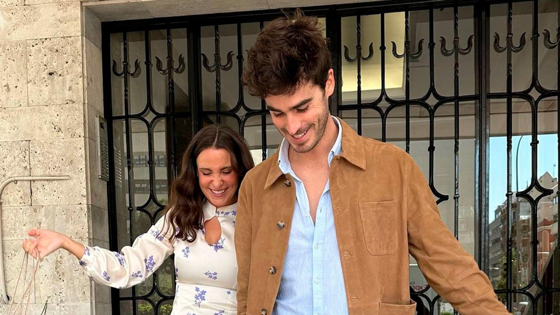 El primer vestido de novia de Marta Pombo que no habíamos visto: estampado de flores y alpargatas españolas