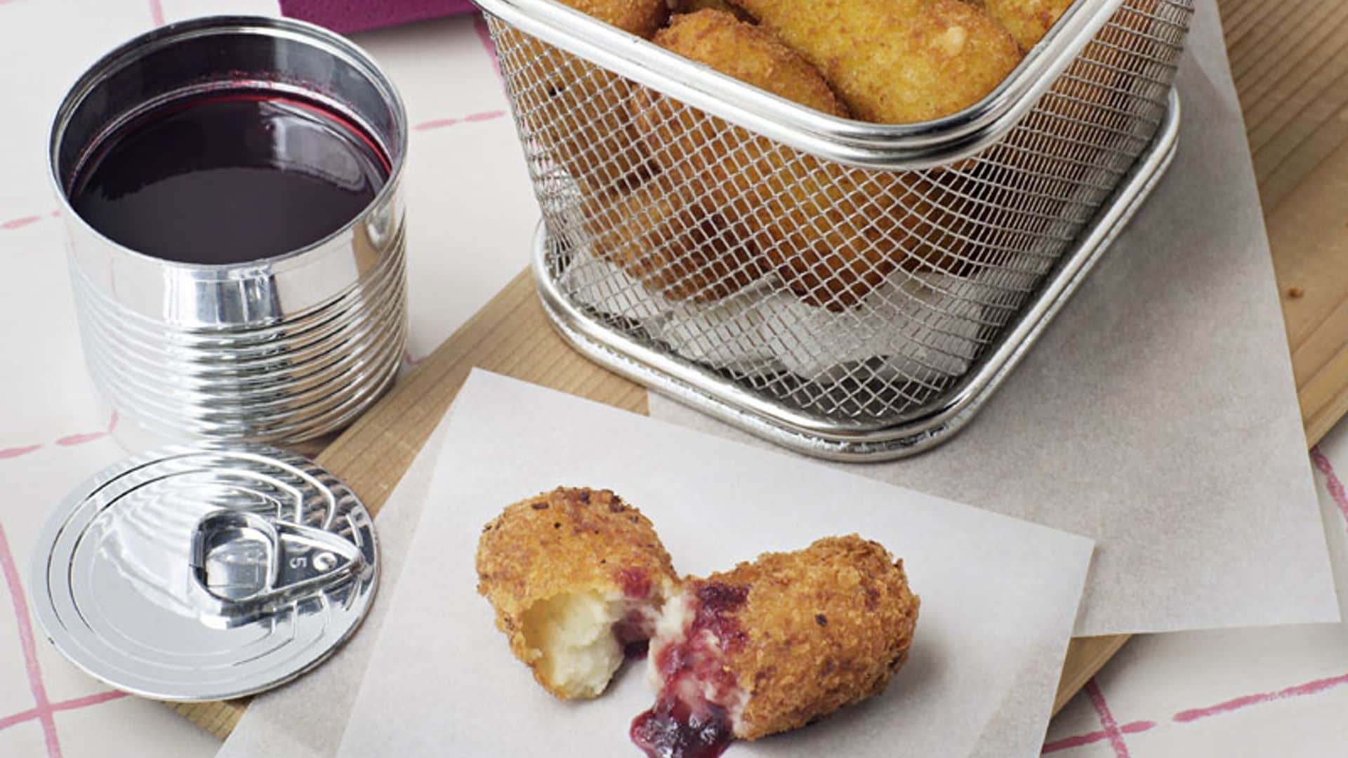 Croquetas de gorgonzola y nata con salsa de cerezas