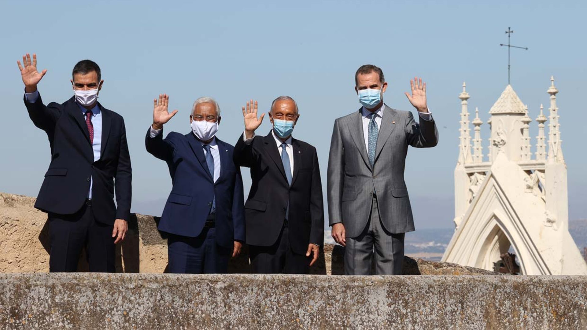 El Rey y el presidente de Portugal presiden la solemne reapertura de la frontera con anécdota incluida