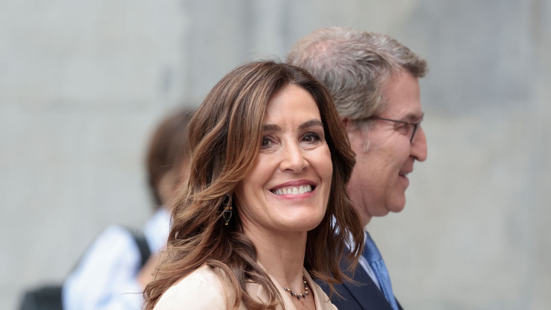 Alberto Núñez Feijóo y Eva Cárdenas, durante la boda de José Luis Martínez-Almeida y Teresa Urquijo, celebrada en Madrid el sábado 6 de abril de 2024