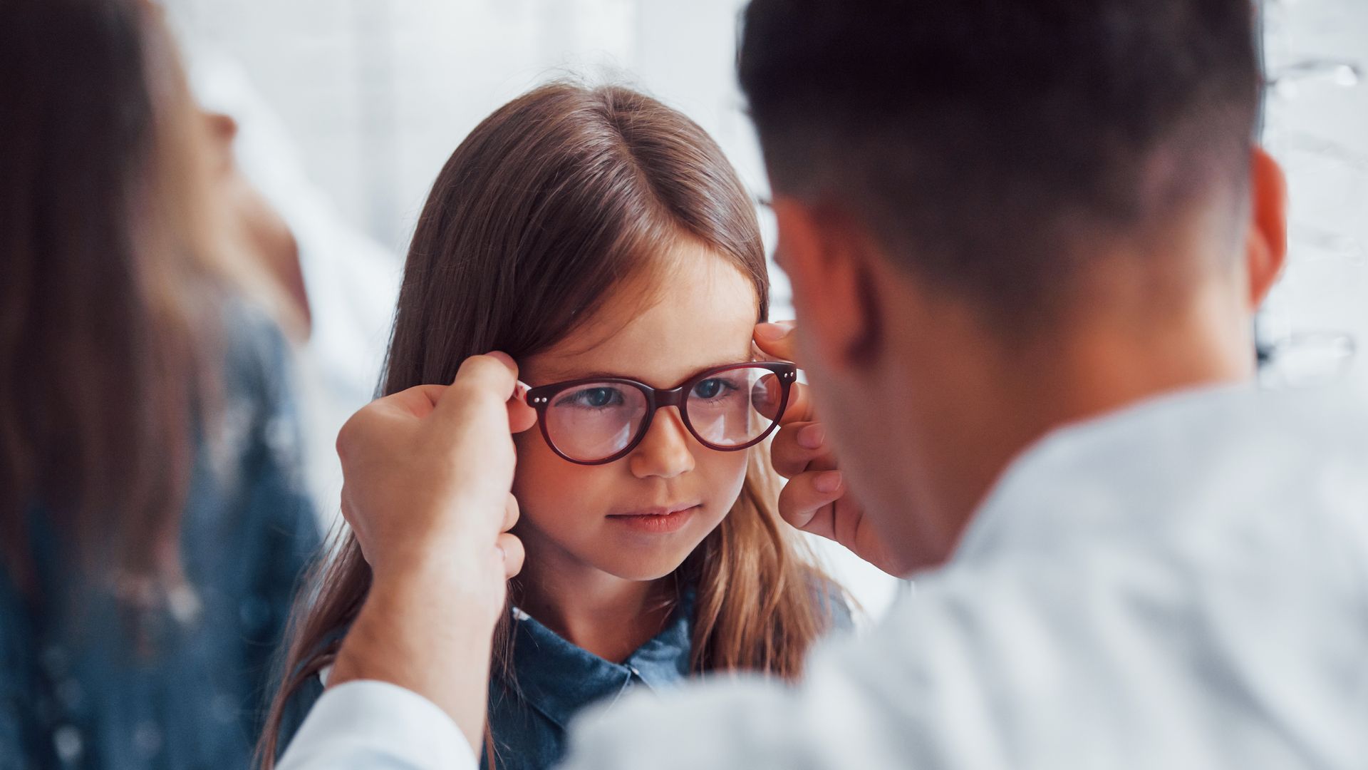 El Plan VEO permite a las familias obtener gafas o lentillas para menores de hasta 16 años con una ayuda de hasta 100 euros al año.