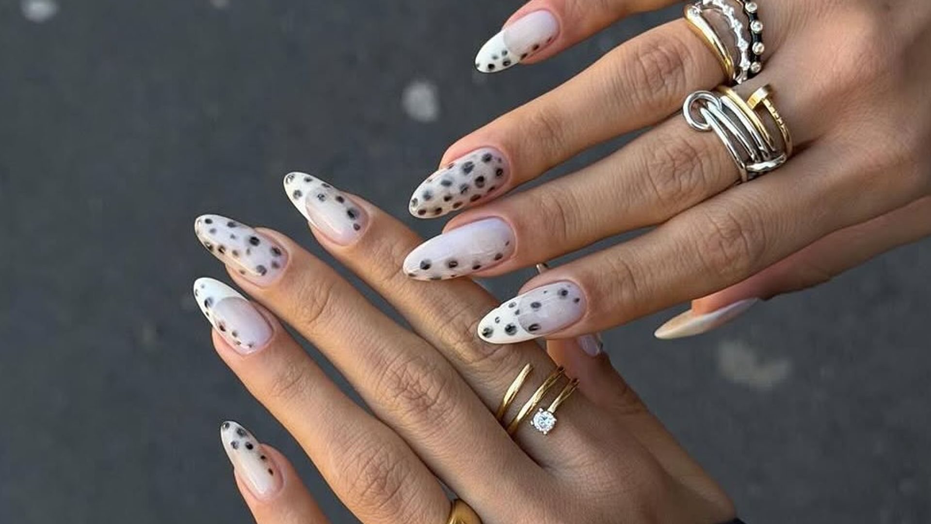 12 manicuras con estampado dálmata, la tendencia en uñas más inesperada y versátil