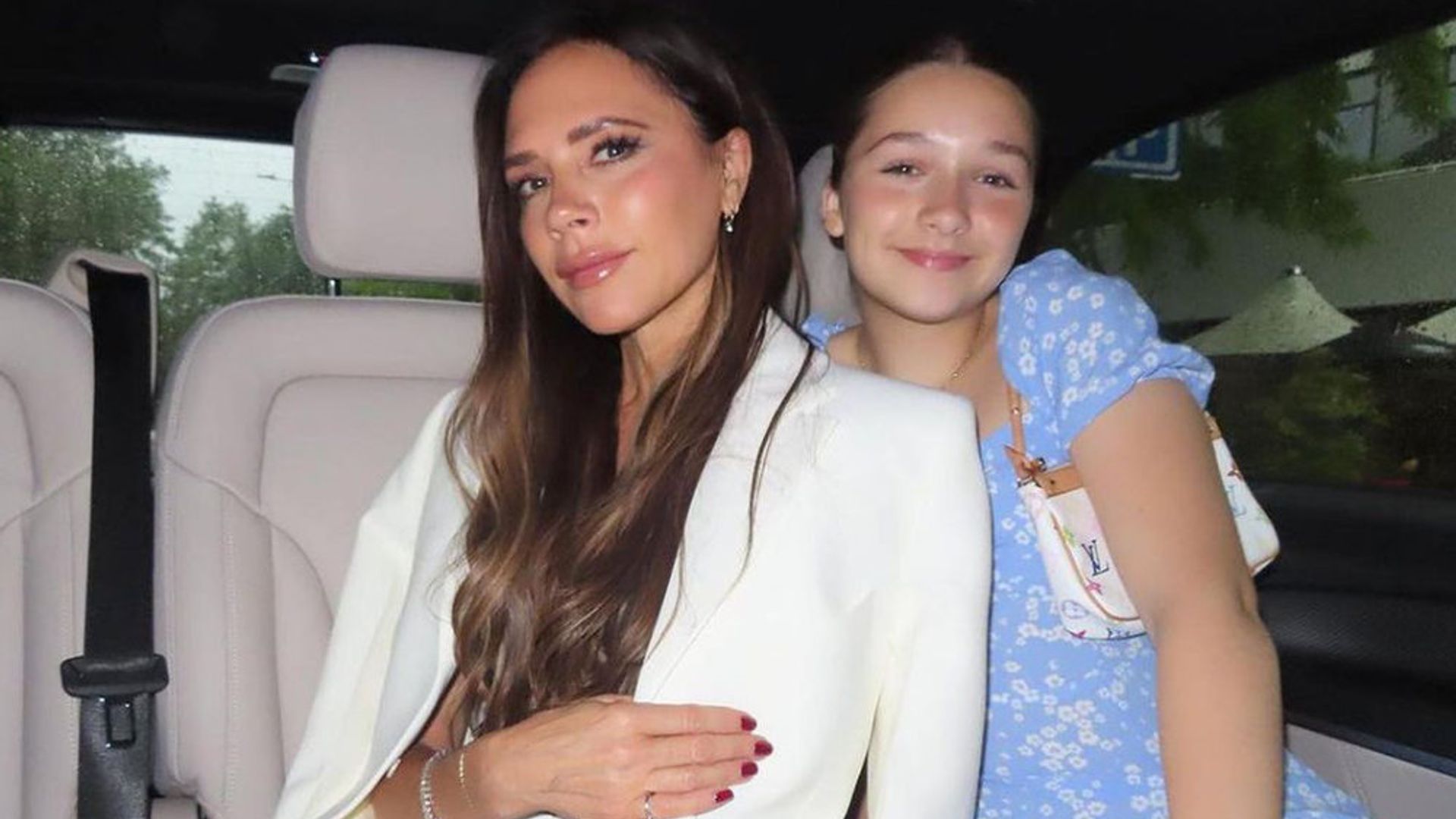 El vestido de invitada inspirado en los 90 que Victoria Beckham y Harper Seven han diseñado juntas