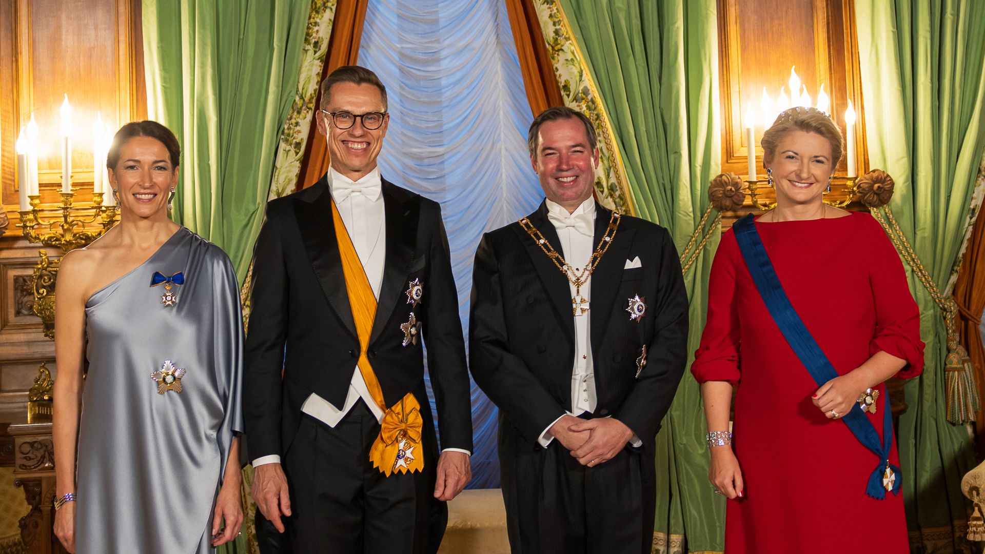 Los Grandes Duques Guillermo y Stéphanie de Luxemburgo posan junto al presidente de Finlandia, Alexander Stubb, y su esposa, Suzanne Innes-Stubb