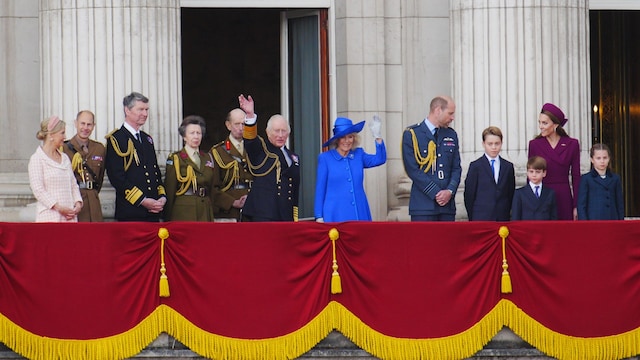 La Familia Real británica, Los reyes Carlos y Camilla, El príncipe Guillermo, Kate Middleton y sus tres hijos en los actos con motivo del 80 aniversario del fin de la Segunda Guerra Mundial 