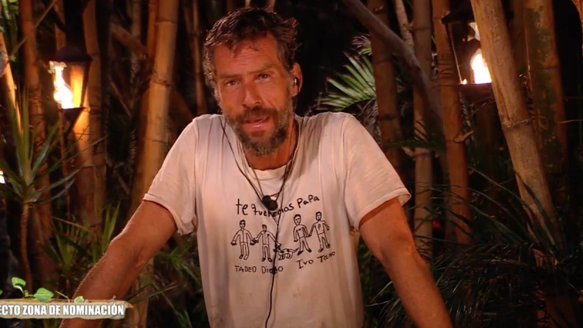 Todos los detalles de la camiseta que luce Nacho Palau en 'Supervivientes' y le regalaron sus hijos