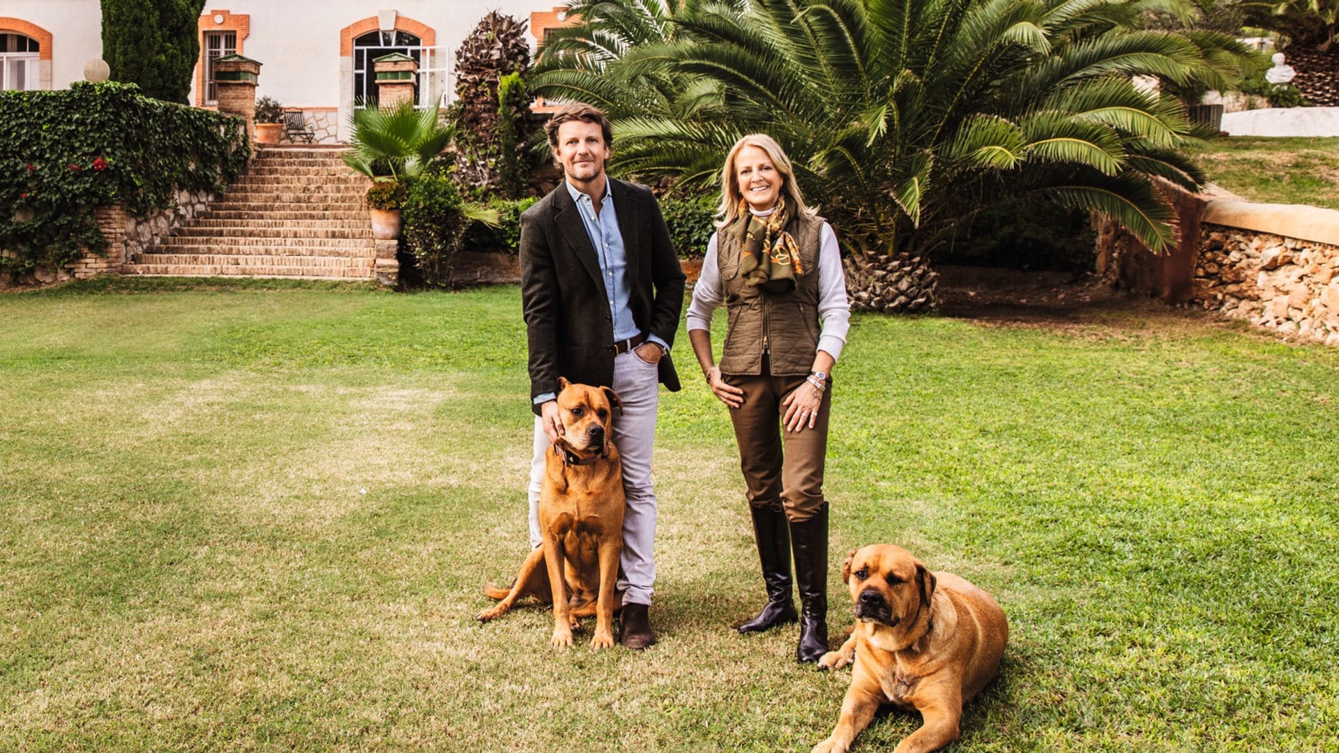 Edificada en 1830, la "Masía de San Antonio" ha llegado a ser un personaje más de las novelas de Rafa, como ocurrió en su debut con "El heredero". Su fachada, sin embargo, no es la original. En 1901, se reconstruyó al gusto de la época, al estilo que vino a llamarse novecentista, común para los grandes logros industriales del momento como estaciones de ferrocarril, bodegas y factorías como la que aparece en su último relato, "La protegida"