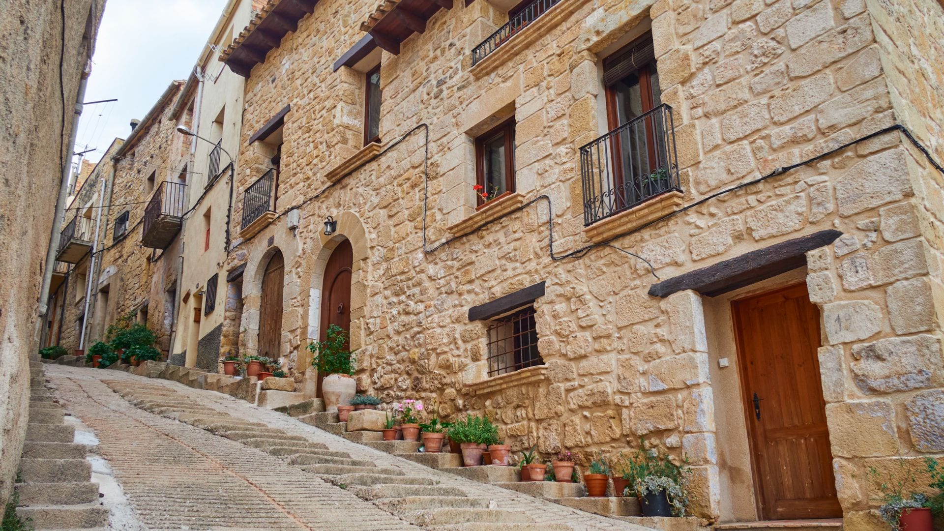 Plazas porticadas y calles de piedra en Horta de Sant Joan, Tarragona