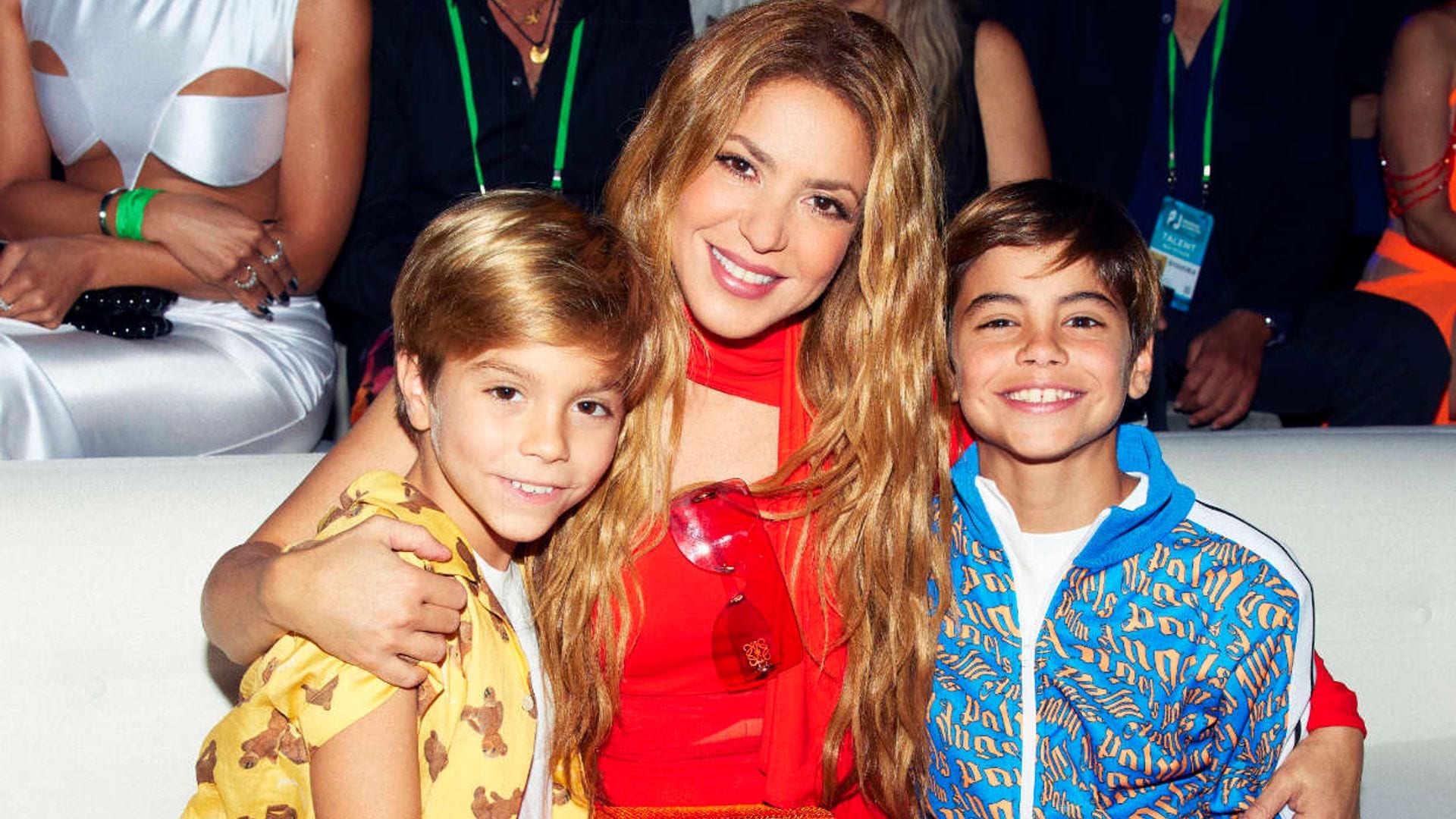 Shakira vuelve con sus hijos a la universidad en la que estudió ¡y se anima a jugar al baloncesto!