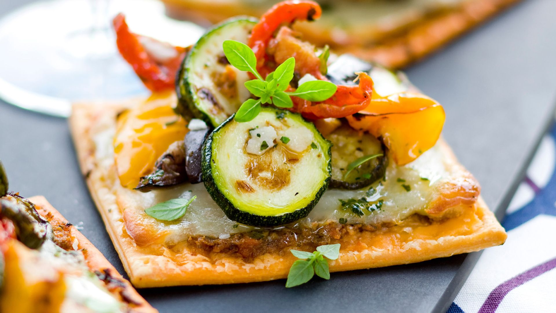 Minitostas de hojaldre con verduras a la plancha y queso