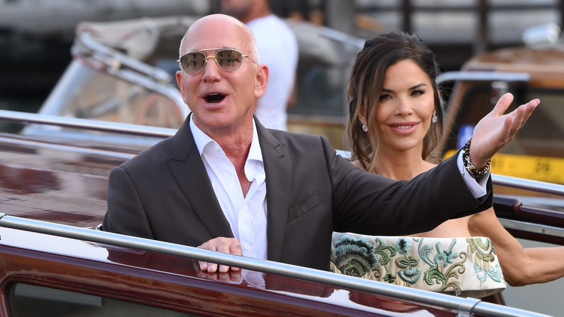 Todos los detalles de la fiesta de la pizza de Jeff Bezos y Lauren Sánchez, desde dentro