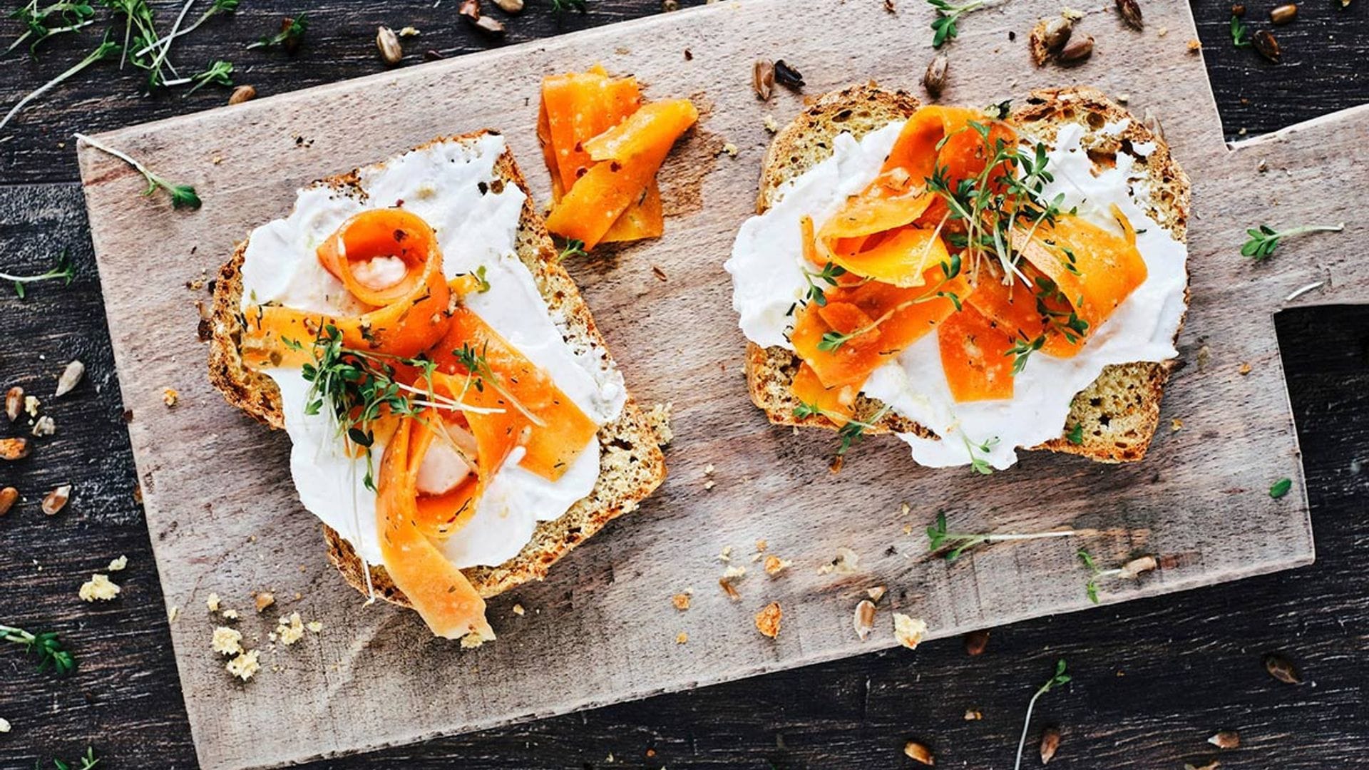 Tostas de falso salmón y queso crema