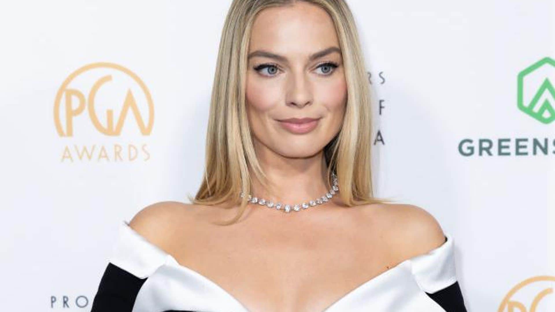 Margot Robbie brilla en los Producers Guild Awards 2024 con mini vestido negro y collar de diamantes