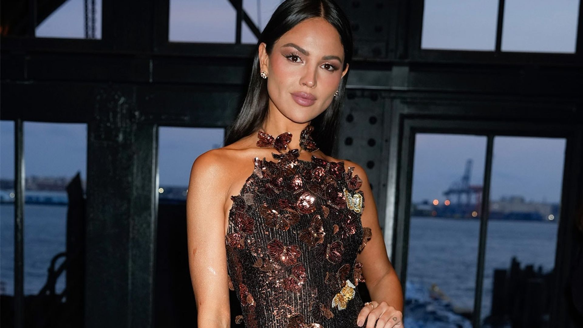 Revelador y elegante, el look de Eiza González en su paso por Nueva York
