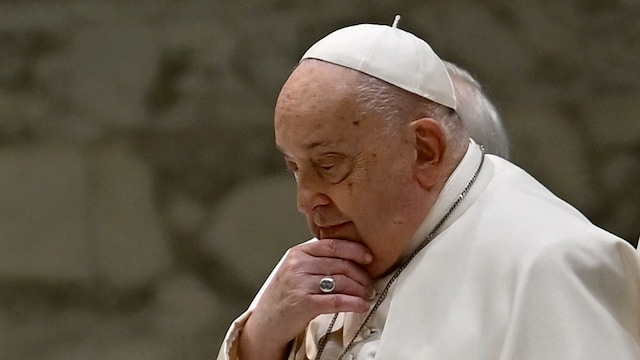 El Papa Francisco reaparece en una fotografía tras haber sido hospitalizado  hace 31 días | ¡HOLA!