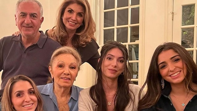 Farah Diba con familiares suyos posando en fiestas navideñas