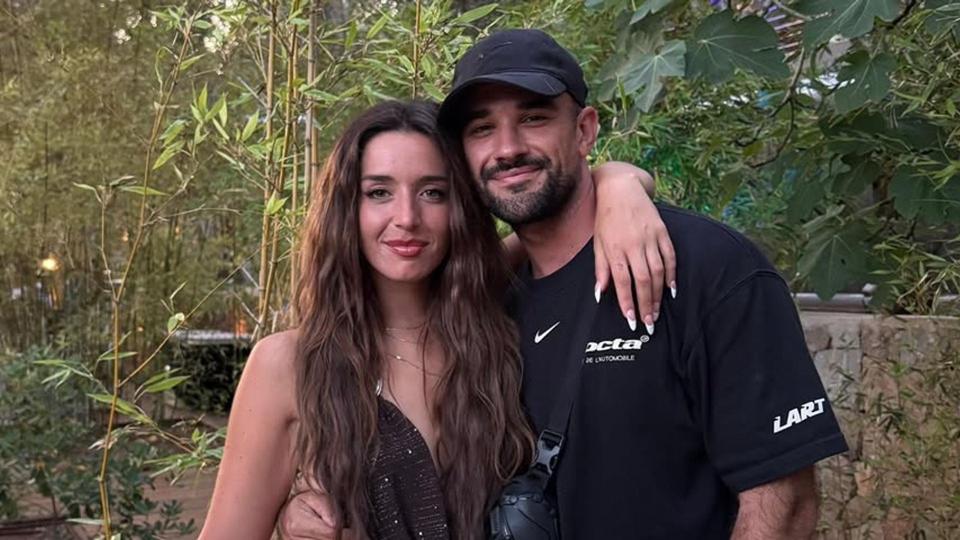Lola Índigo da la cara por IlloJuan ante su combate en la Velada del Año VI: "Lo mismo te tienes que pegar conmigo"