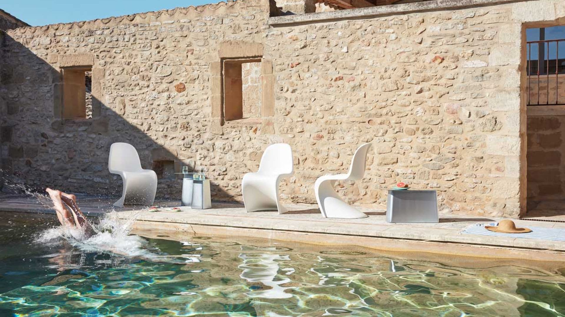 11 propuestas para decorar la zona alrededor de la piscina y convertirla en la estrella del jardín