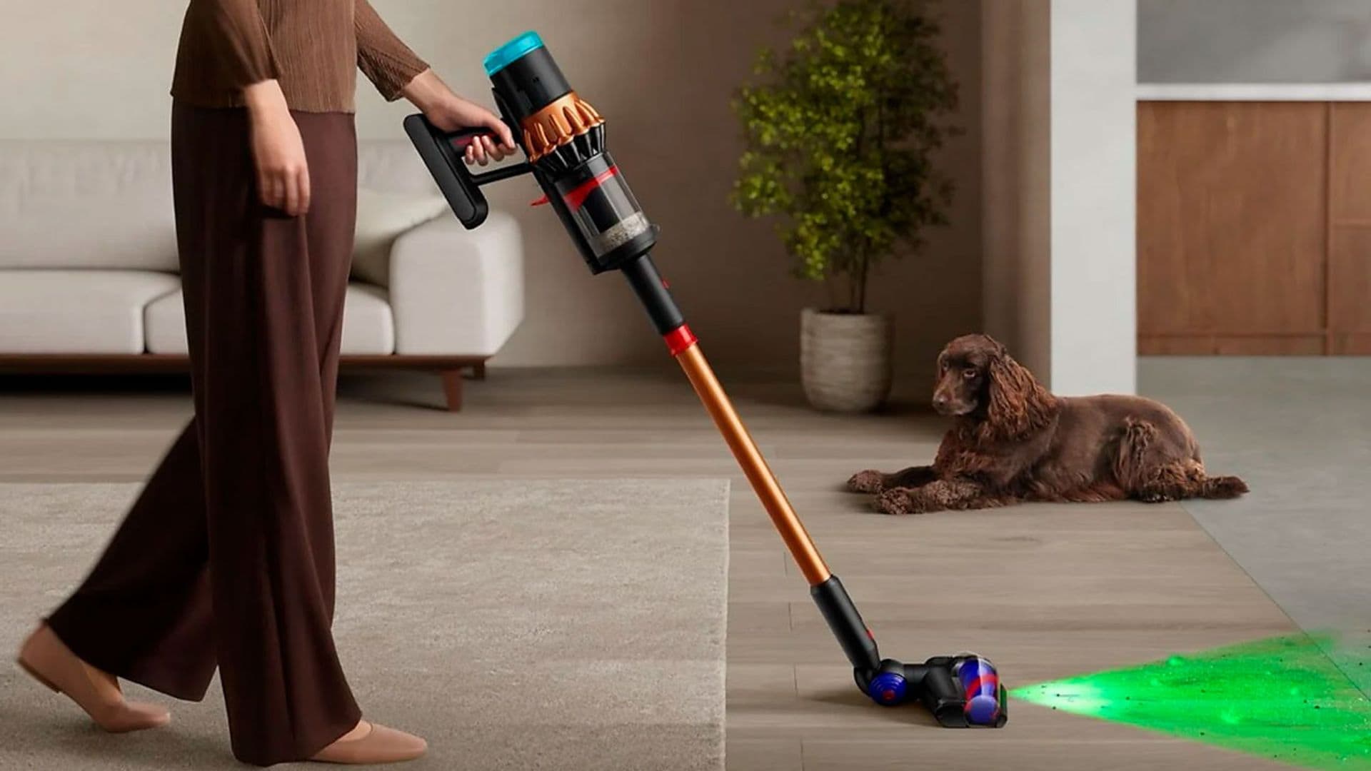 Una mujer usando la aspiradora Dyson V16 Piston Animal