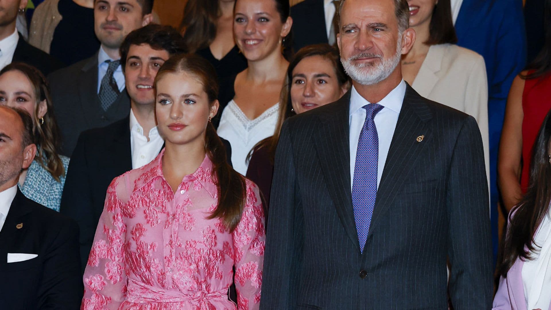 La princesa Leonor hace un guiño al estilo de su madre en Oviedo con un nuevo vestido camisero español