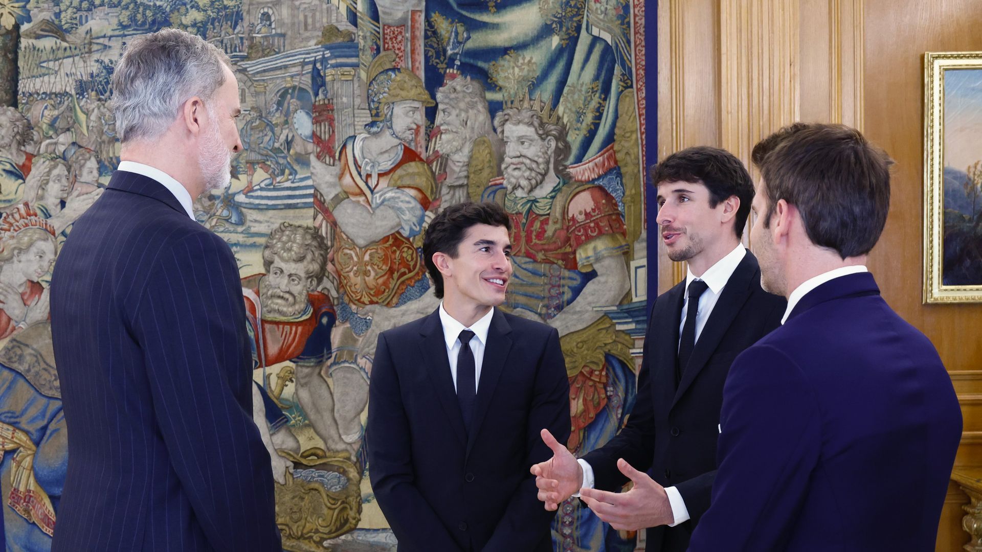 El rey Felipe VI con los deportistas Álex y Marc Márquez en el palacio de la Zarzuela