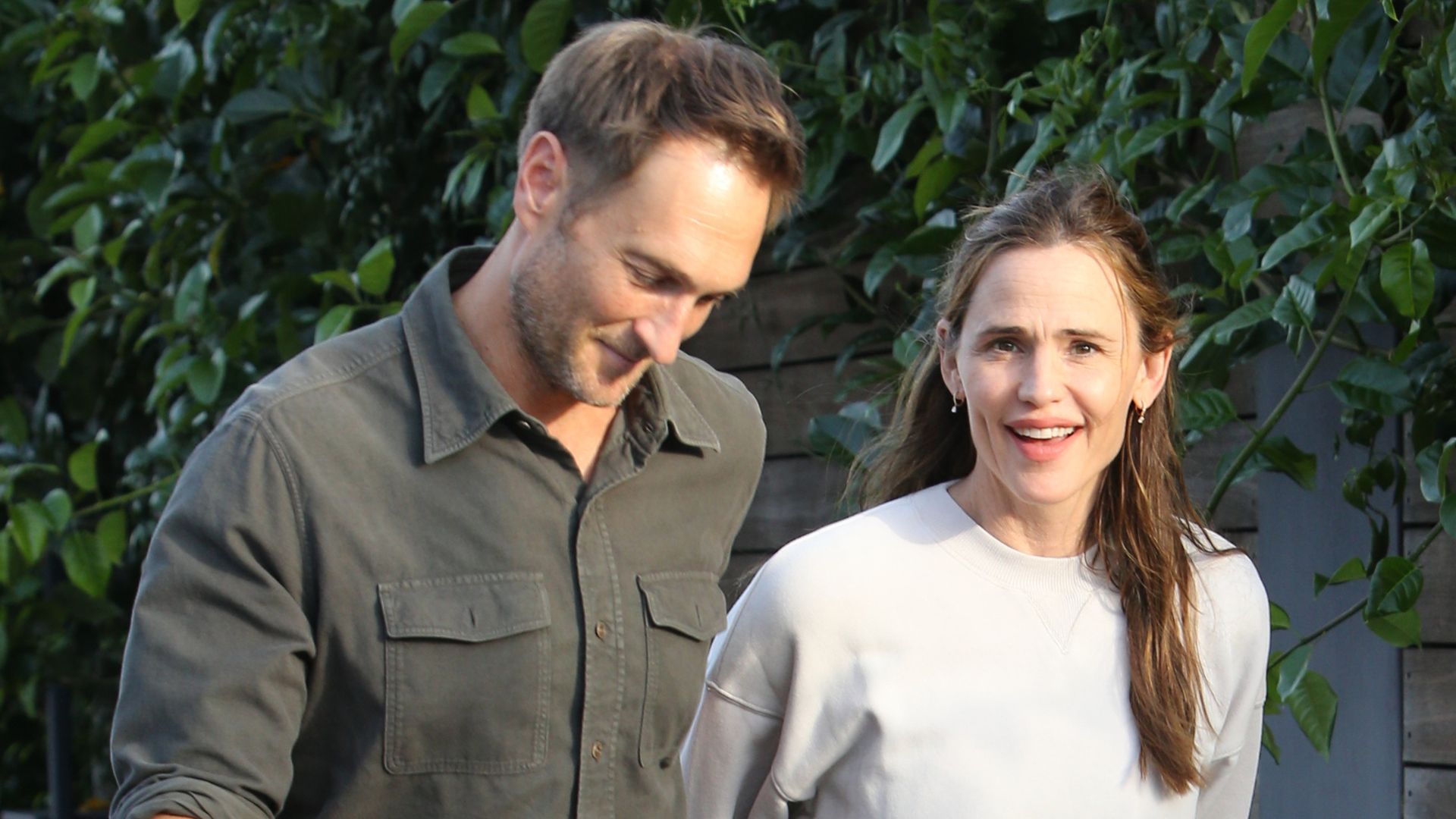 Jennifer Garner y su novio John Miller fueron fotografiados en una salida en Santa Mónica.