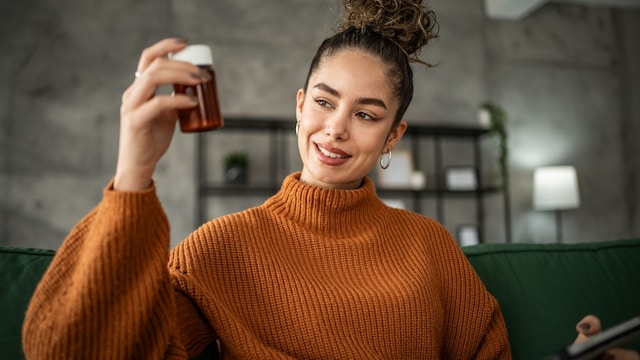 Mujer tomándose medicación