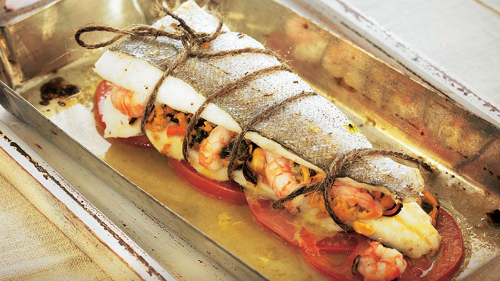 Cola de merluza rellena de mejillones y langostinos