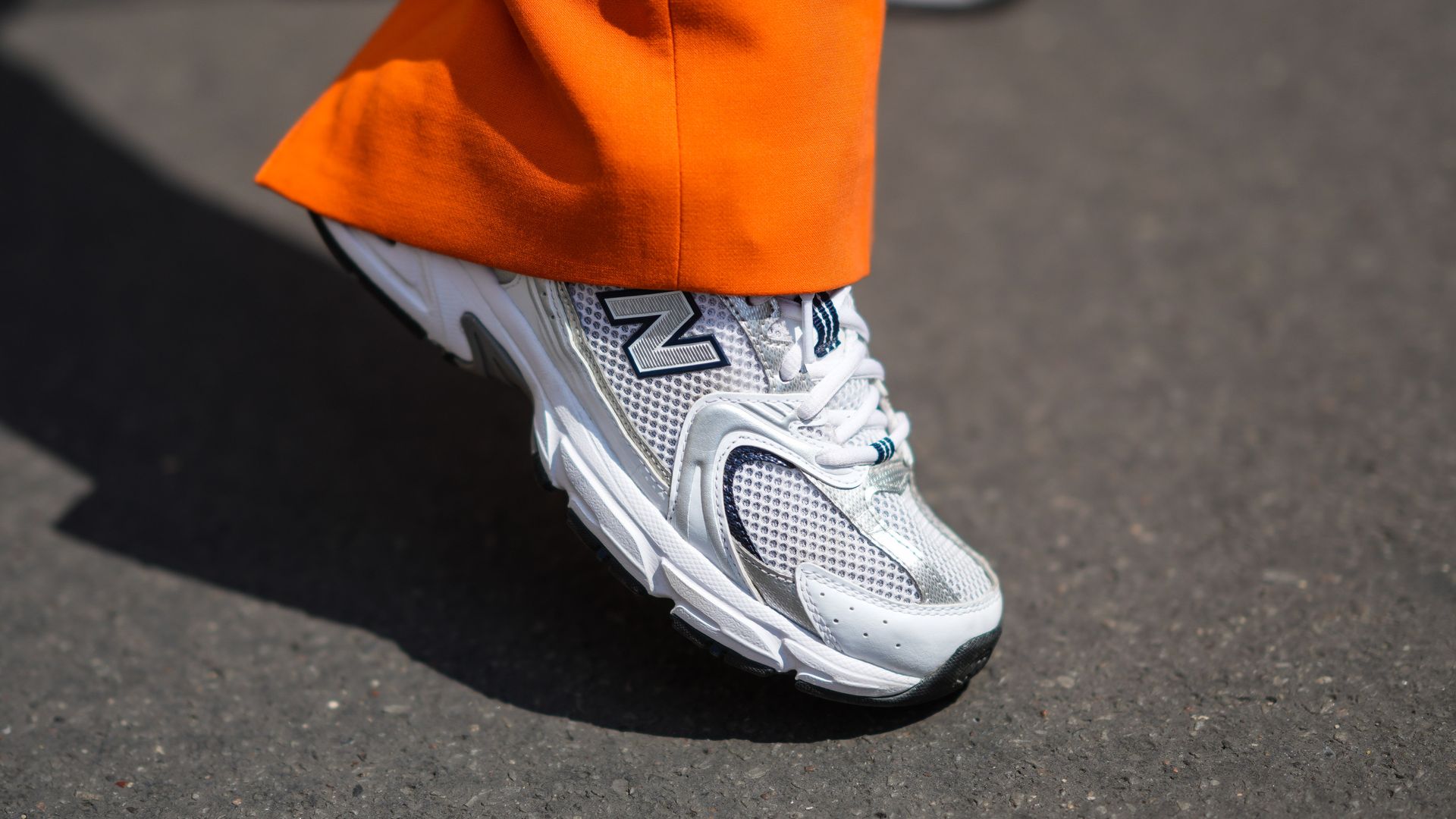Foto detalle de los pies de Carrole Sagba con zapatillas New Balance 530 en blanco y plateado