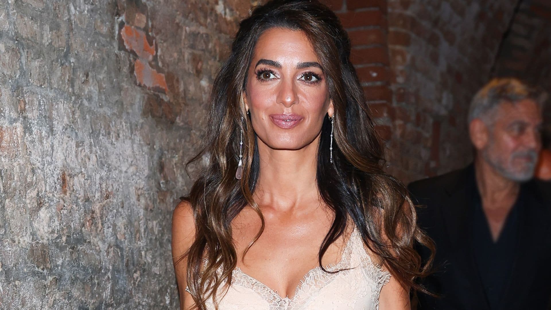 Piel bronceada y mechas rubias: analizamos el cambio de Amal Clooney