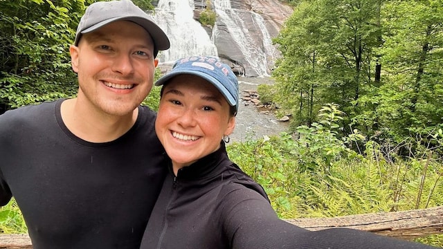 Plano medio de Paul Teal con su pareja Emilia Torello en una cascada