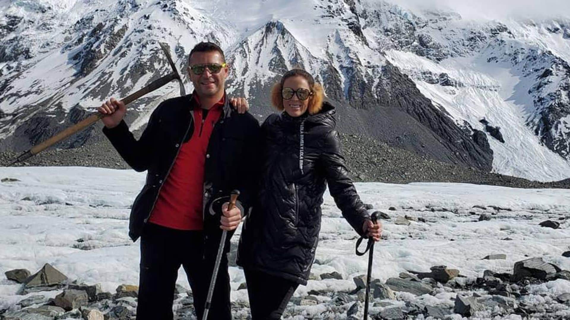 ¡De corazón aventurero! ‘Jacky’ Bracamontes explora un glaciar con su esposo