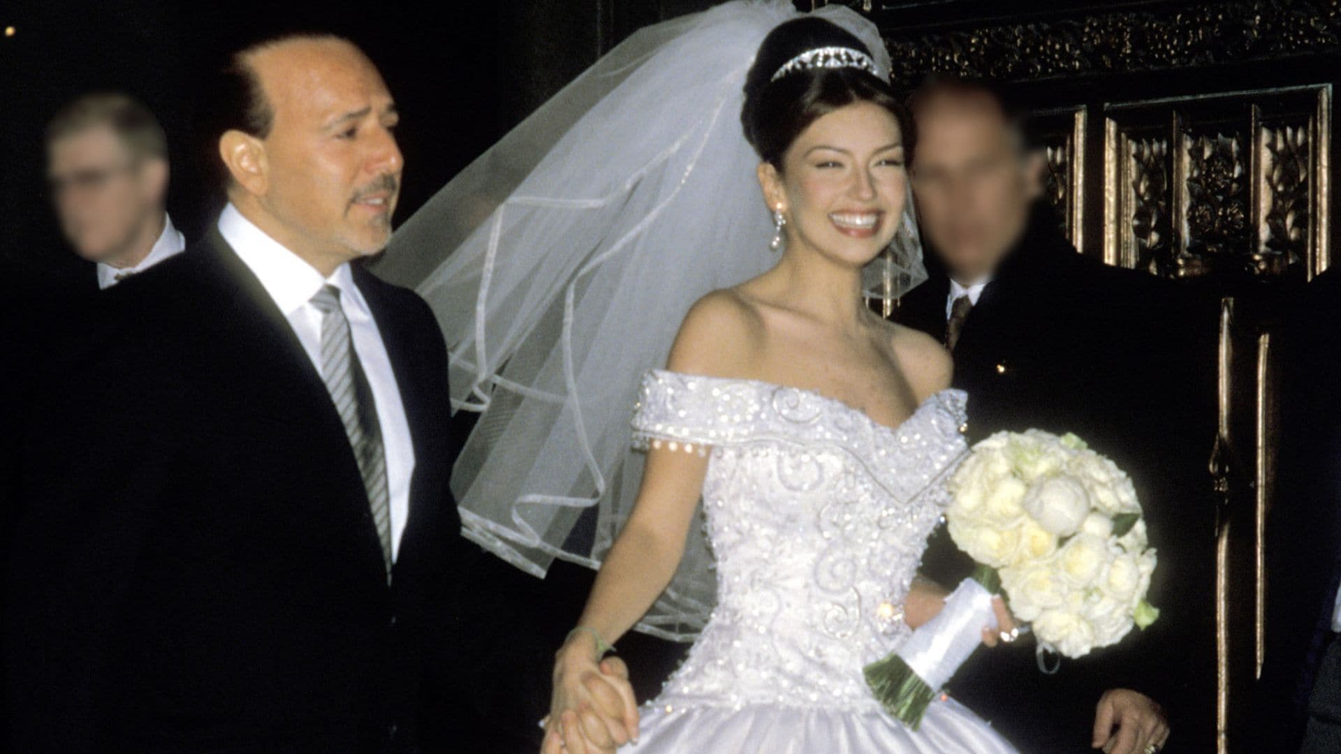 Recordamos la espectacular boda de Thalía y su impresionante vestido de novia que tenía ¡una cola de 17 metros!