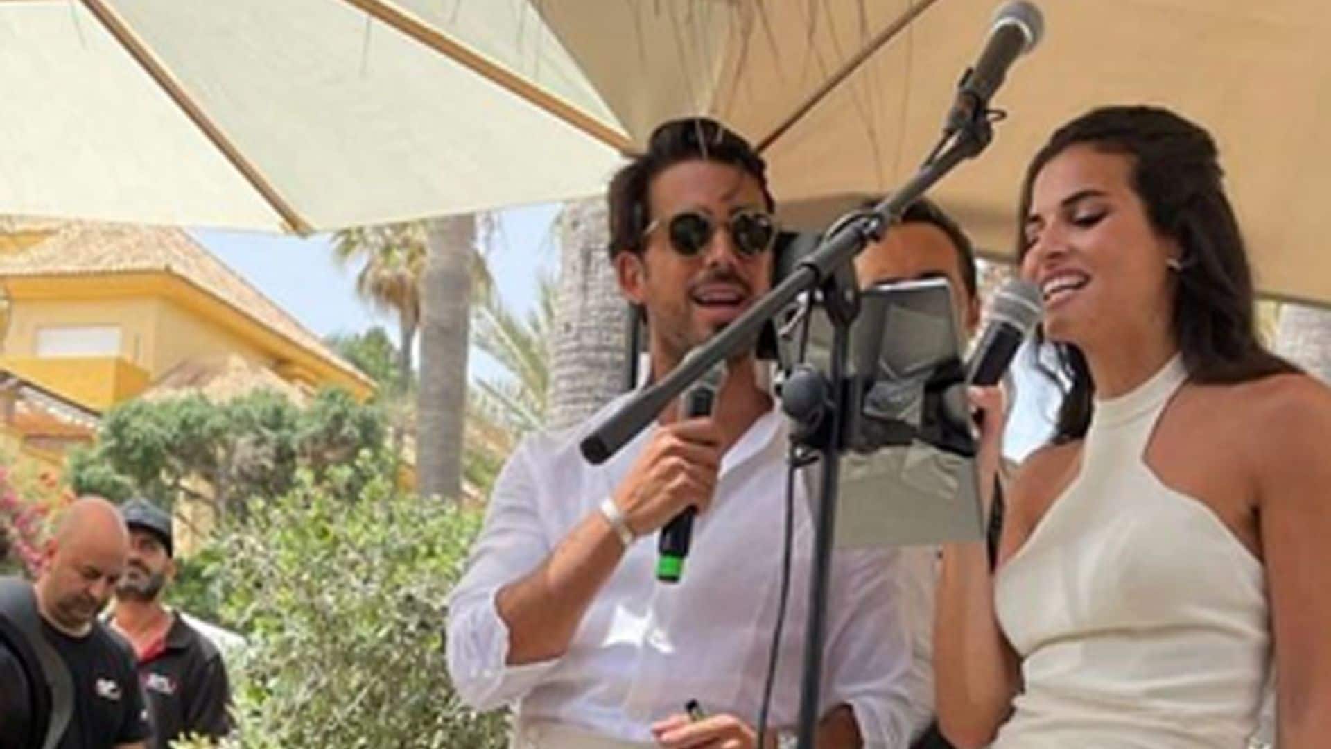 Los detalles de la divertida boda a orillas del mar de Daniel Arigita con la cantante Clara Muñiz