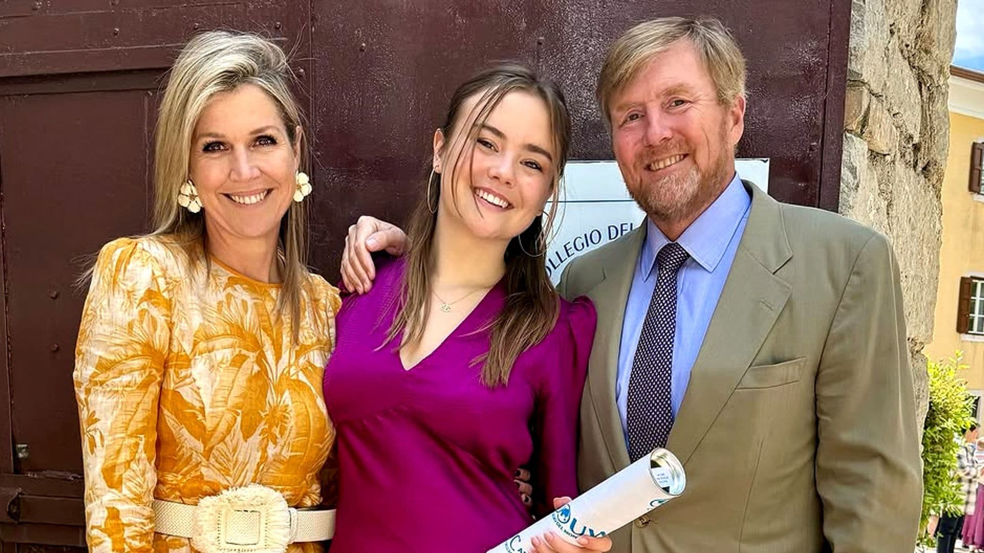 Ariane de Holanda, arropada por sus padres, se gradúa el mismo día que la infanta Sofía