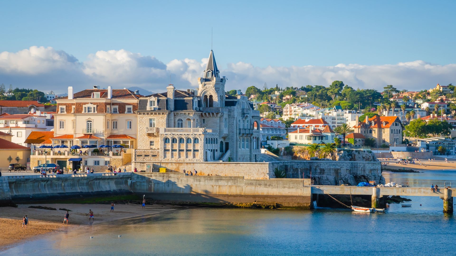 Fachada costera de Cascais, Portugal