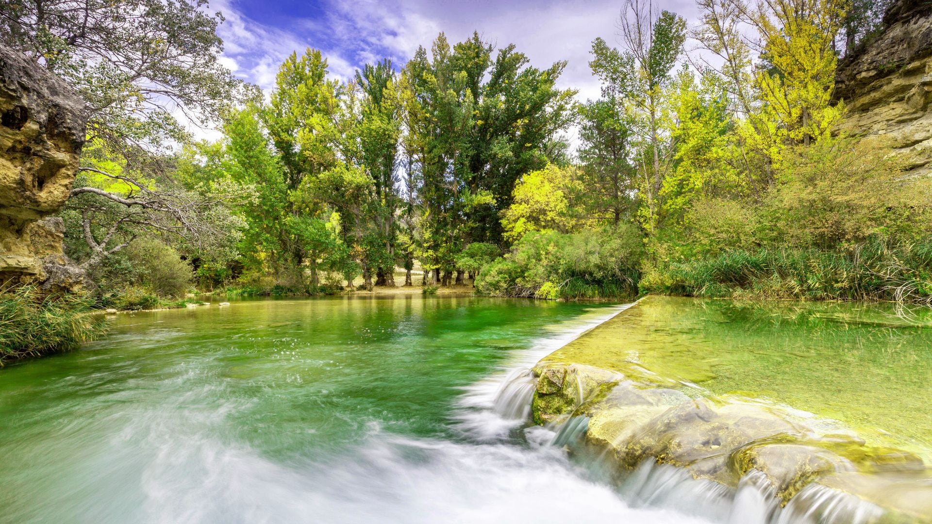 Las mejores piscinas naturales en Guadalajara: aguas cristalinas, toboganes de piedra y pozas bajo cascadas
