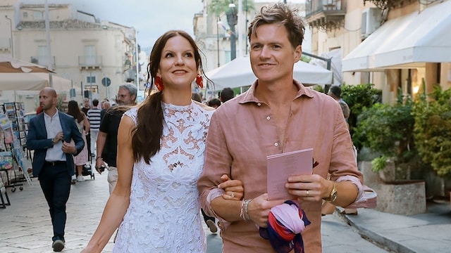 Fuschia gozó de la compañía de toda su familia: a su padre, de padrino; a la mujer de este, Trudie Styler, como confidente; a su madre, Frances Tomelty, como ayudante de cámara para ponerse sus dos Valentinos; a su hermano, el músico Joe Sumner, actuando con su guitarra en la cena; a su hermana Mickey, de dama de honor, y a Jake, Eliot y Giacomo de fotógrafo y director artístico y de video, así como su hijo de un año, que no se separó de sus padres ni en el altar