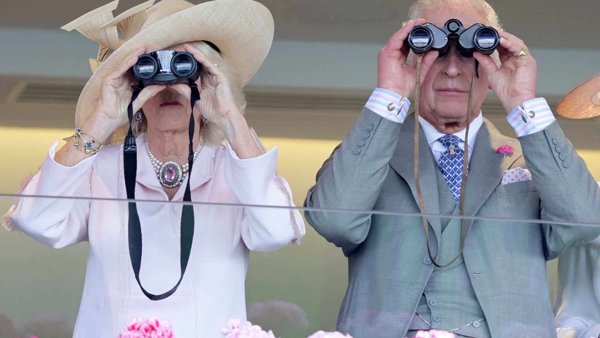 De los prismáticos personalizados de Carlos III a la emoción de Camilla: las curiosidades 'royal' de Ascot
