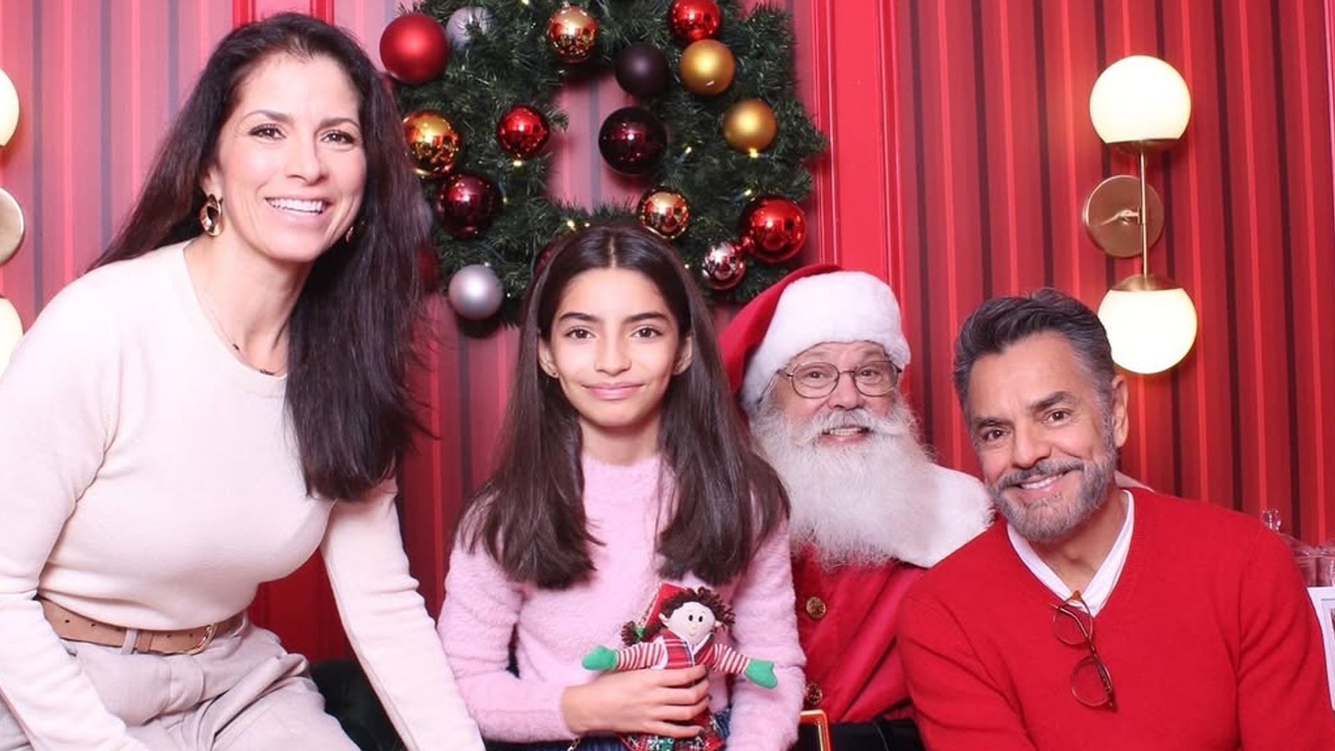 Las celebridades festejan Navidad con sus posados más encantadores | ¡HOLA!