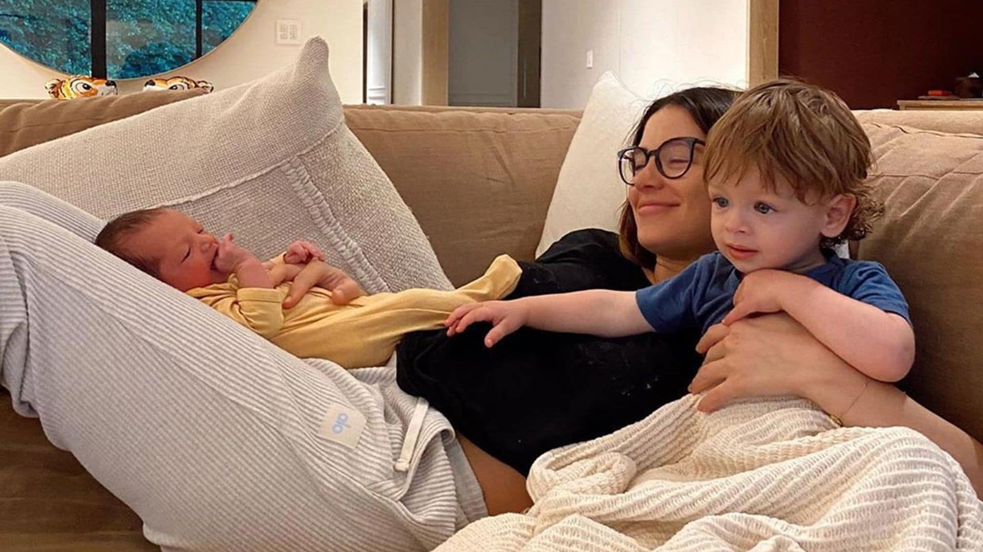 Sarah Kohan y Chicharito tienen al mejor ayudante en casa, su hijo Noah