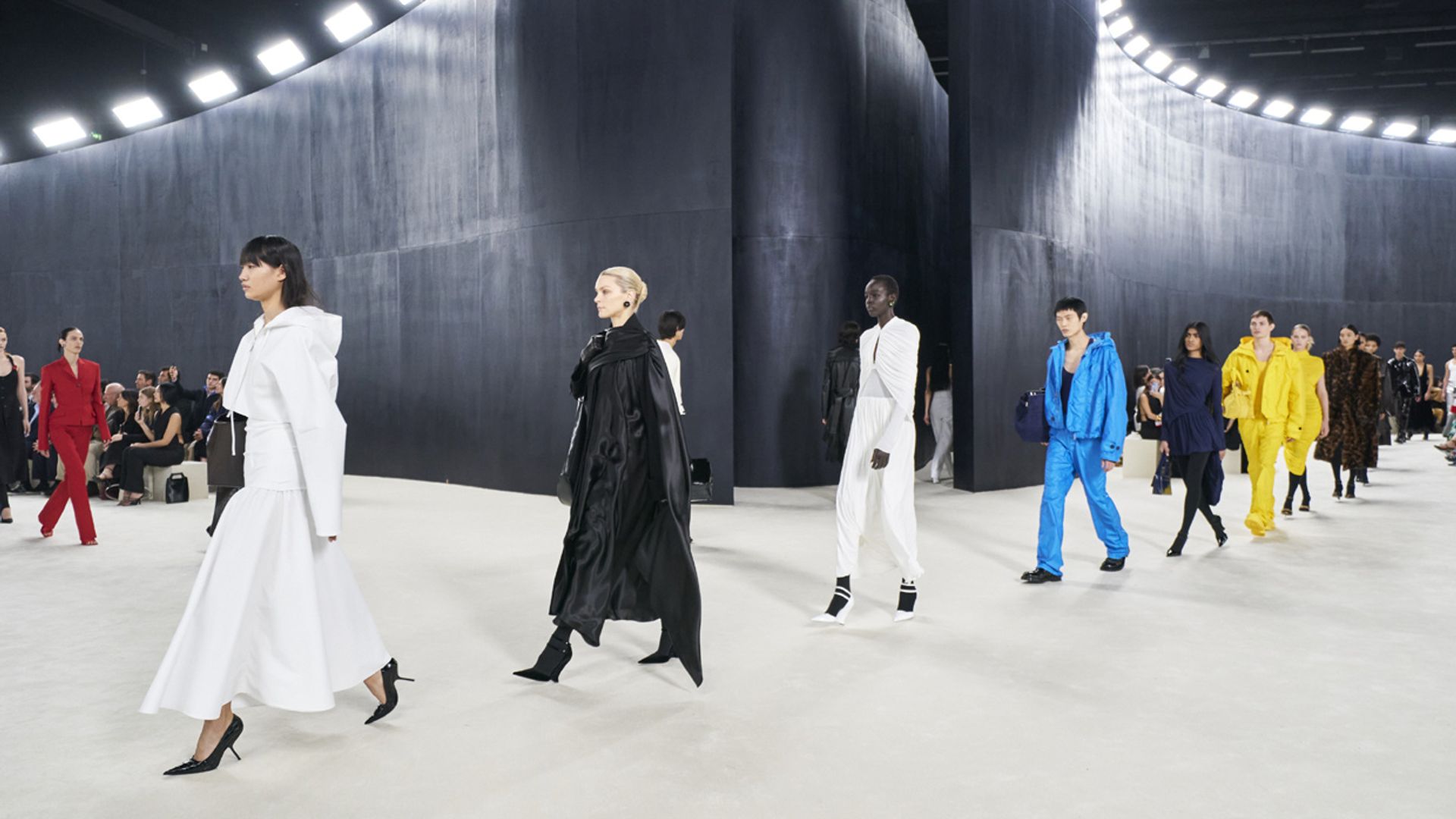 La reafirmación lujosa de Ferragamo de mano de su diseñador Maximilian Davis