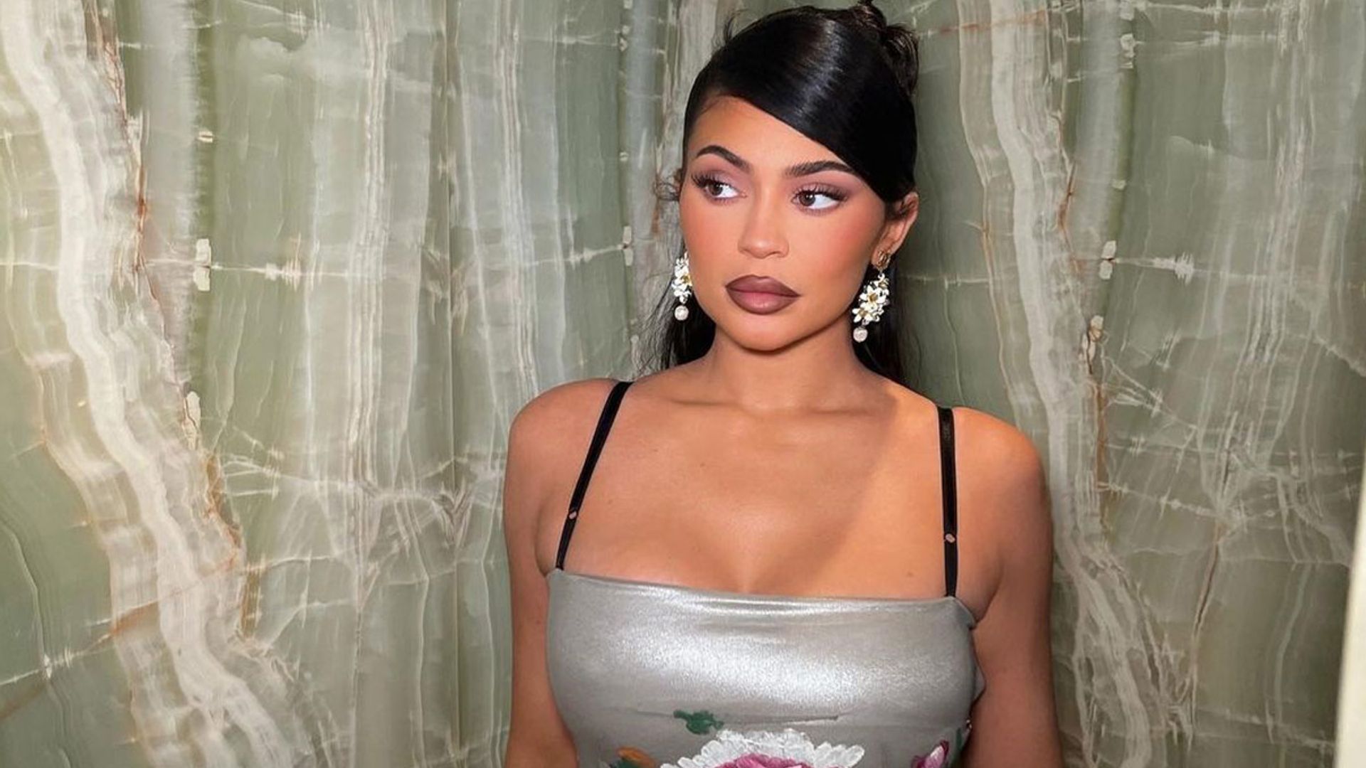 Como nunca antes habíamos visto a Kylie Jenner: ¡con bata blanca y en un laboratorio!