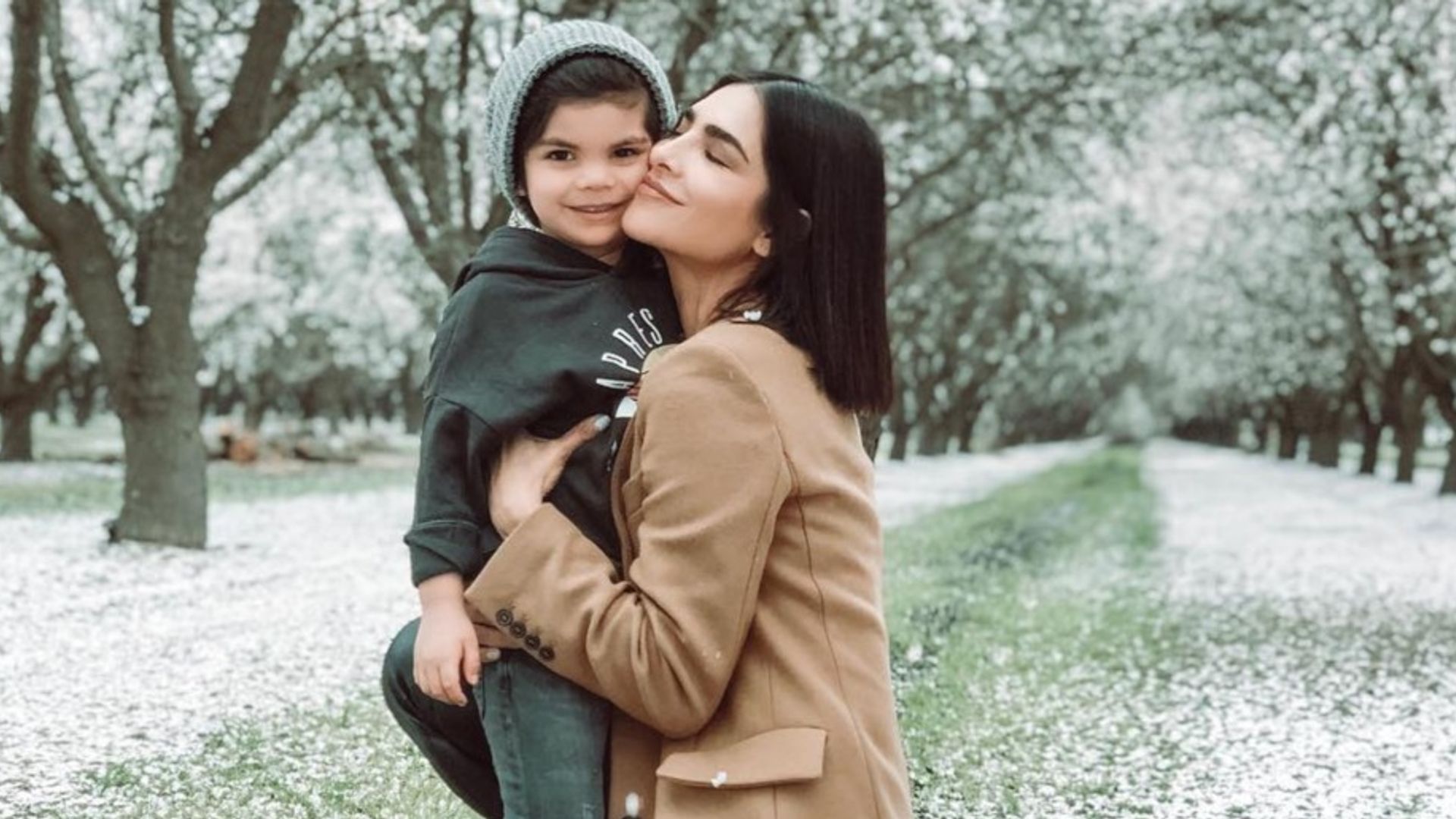 El hijo de Alejandra Espinoza quiere un hermanito y ya le enseñó a su mamá cómo pedírselo a Dios
