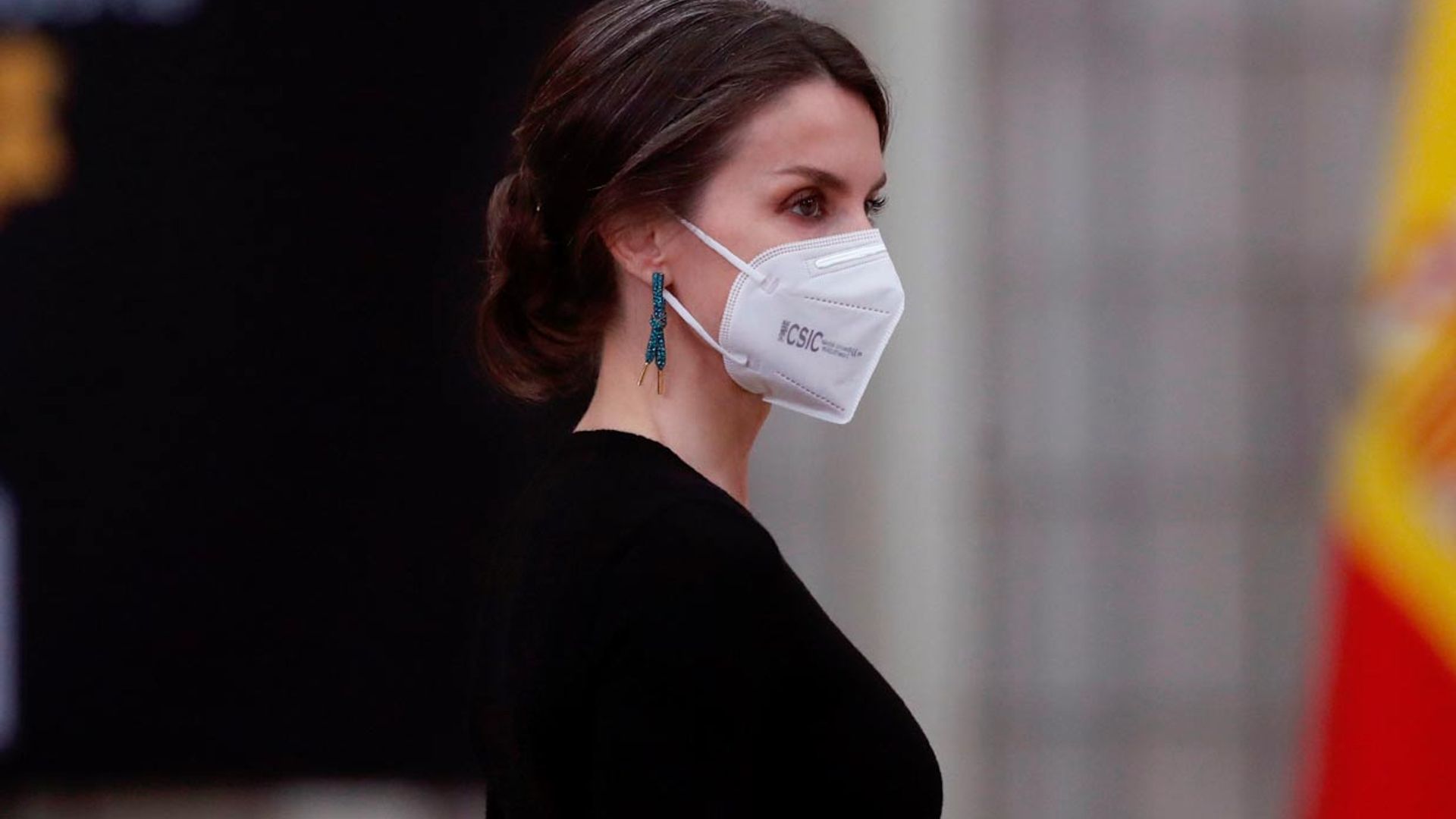 Los pendientes más virales de doña Letizia se cuelan en 'La Resistencia'