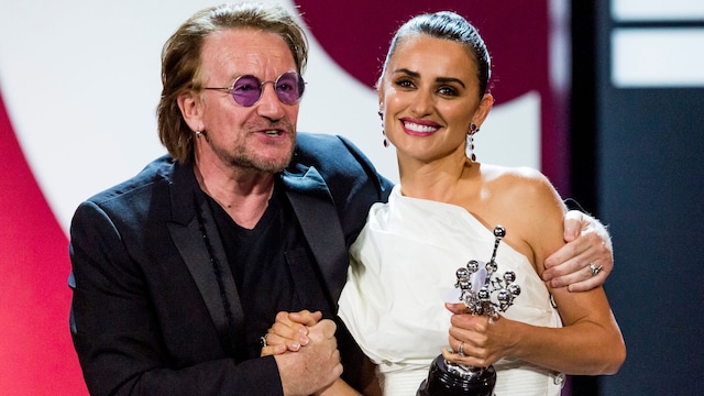 Penélope Cruz recibe el premio Donostia de manos de Bono, el líder de U2 el 27 de septiembre de 2019 en el Festival de San Sebastián