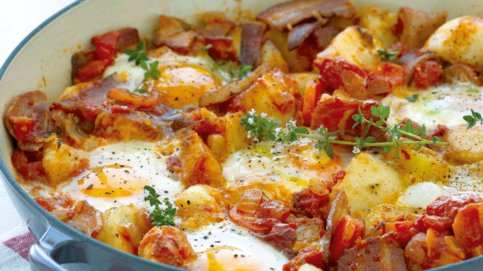 Huevos escalfados con patatas y torreznos
