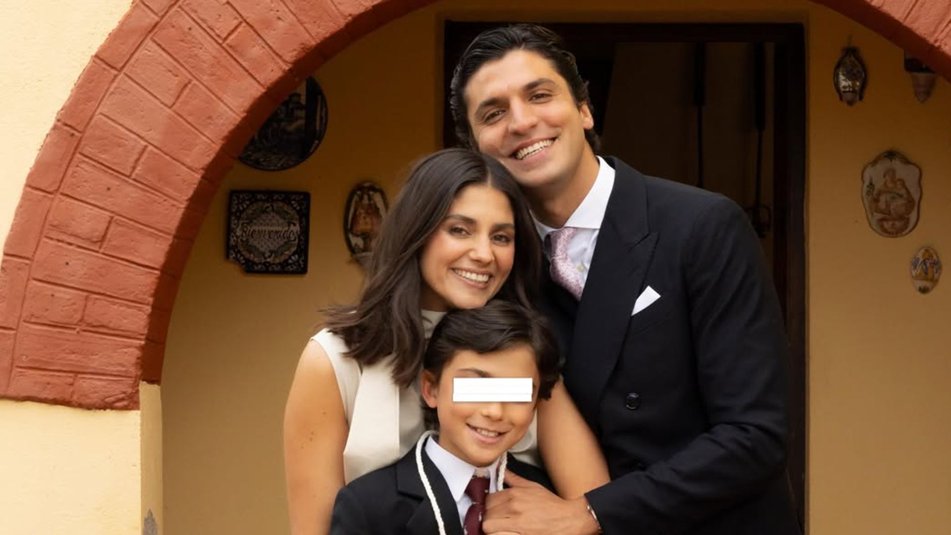 La emoción de Tomás Páramo y María García de Jaime en la Primera Comunión de su hijo mayor, Tristán